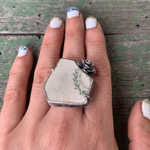 Load image into Gallery viewer, ring with ceramic river glass & cast flower detail