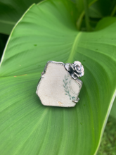 Load image into Gallery viewer, ring with ceramic river glass & cast flower detail