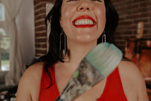 Load image into Gallery viewer, yarn and amber earrings